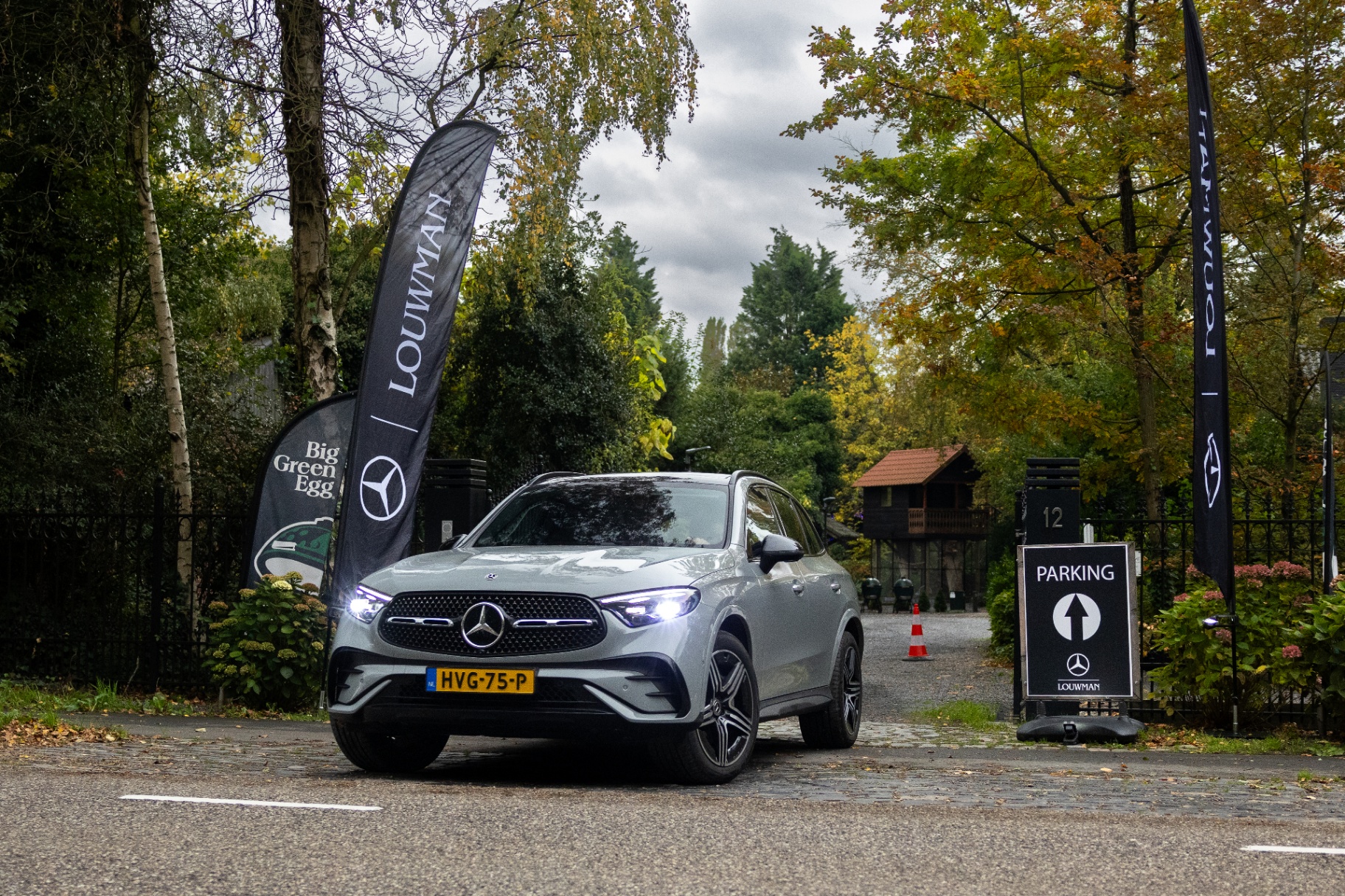 Mercedes met Louwman vlaggen bij aankomst